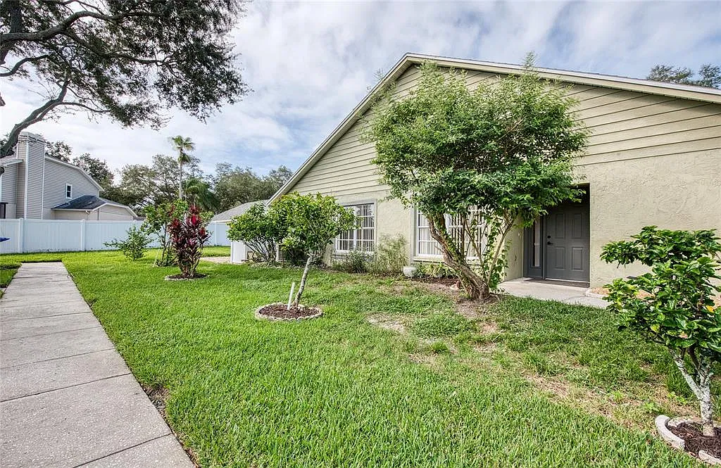 3 bed, 2.0 bath, 1410 sqft, $2,450 — Photo 3