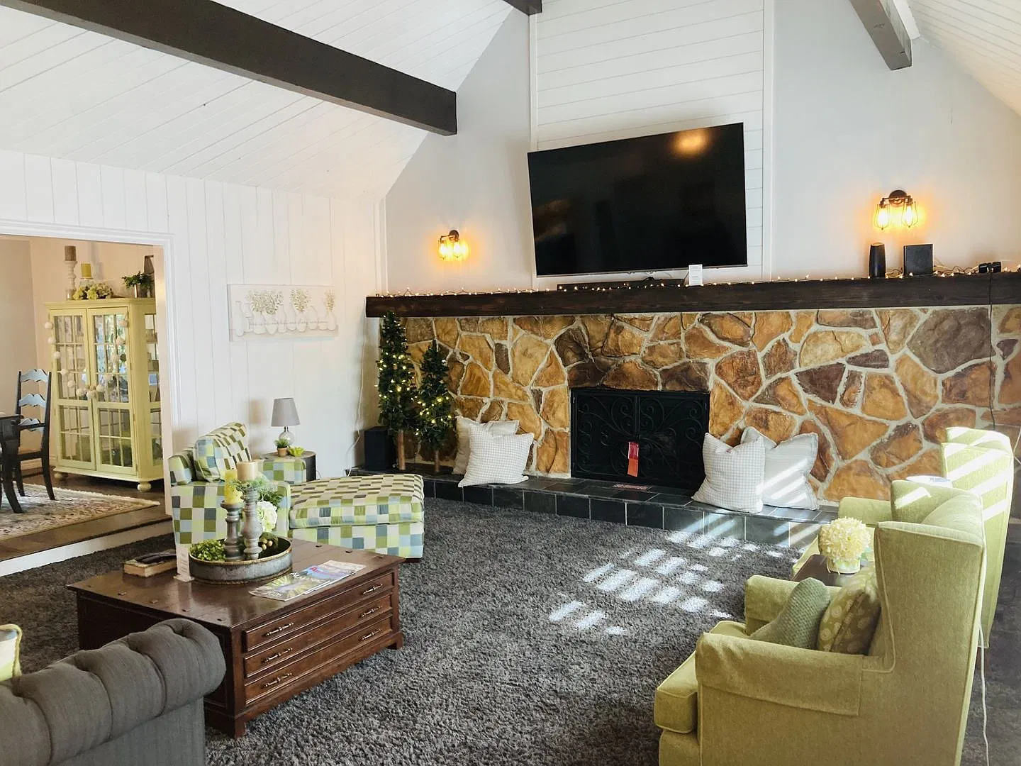 Beautiful charming, three bedroom four bath home close to Tavern Bay — Photo 4