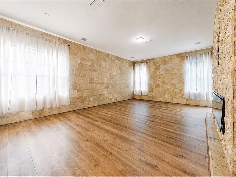 10359 Henbury St — Photo 16