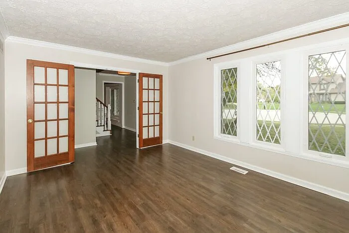 1537 Spruce Ct — Photo 3