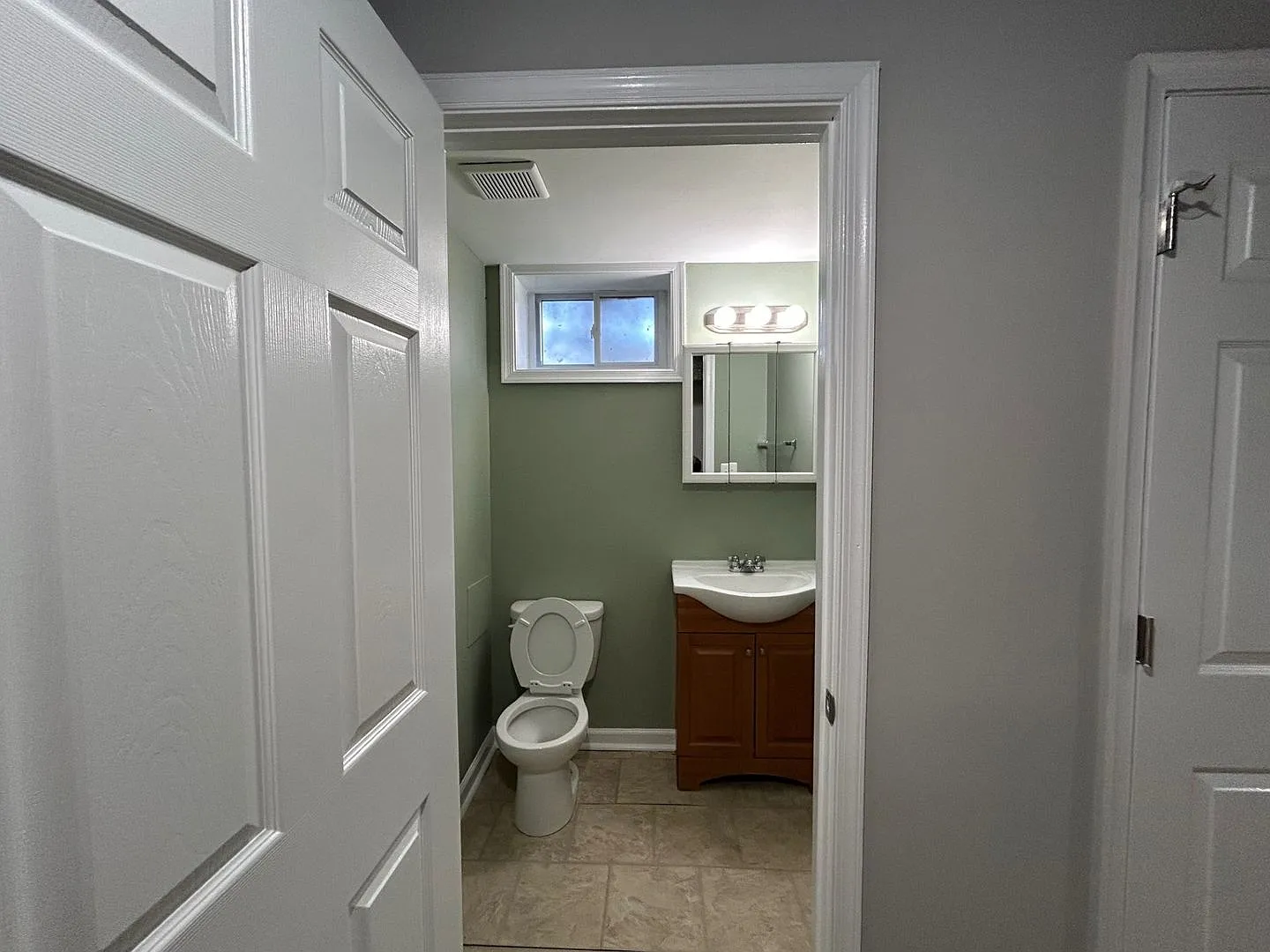 3 Bedrooms and 1.5 baths Available! — Photo 3