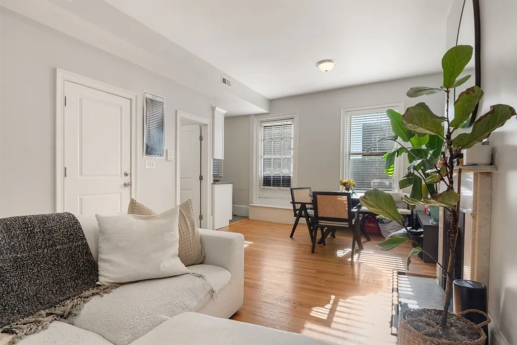 2 bed, 1.0 bath, 892 sqft, $4,500 — Photo 3