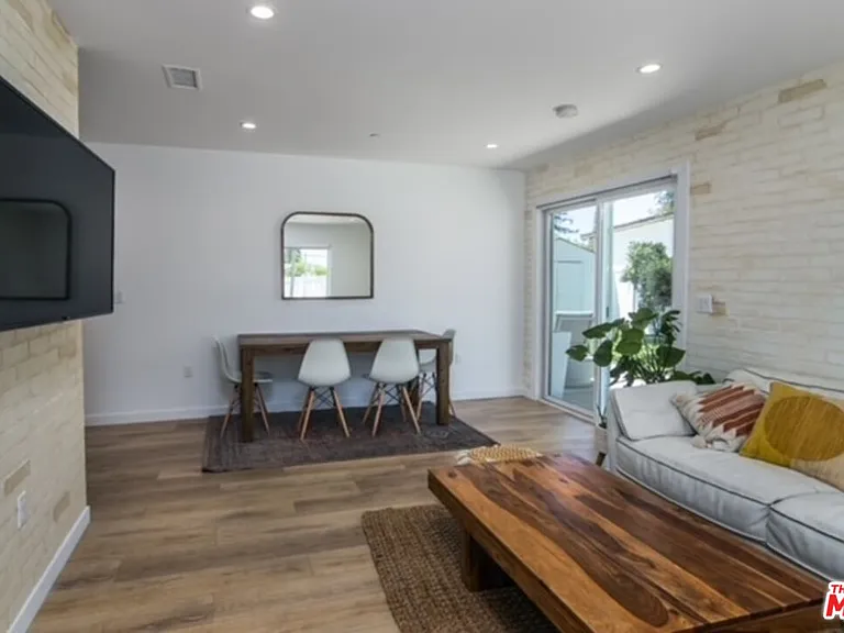 23028 Burbank Blvd — Photo 11