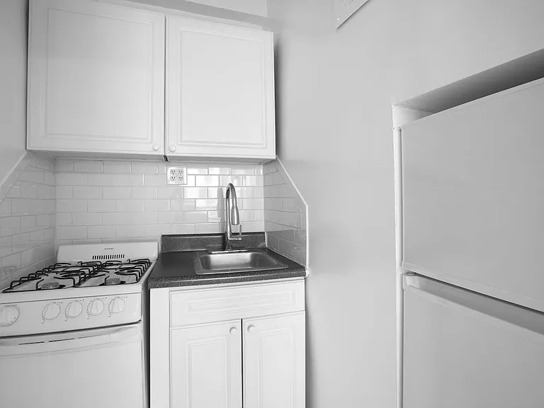 253 W 72nd St #1211 — Photo 3