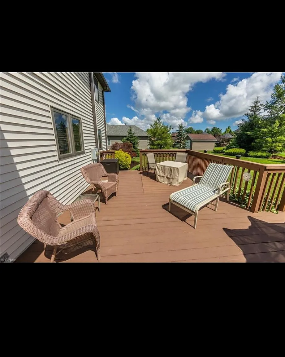 141 Lancelot Ln E — Photo 2