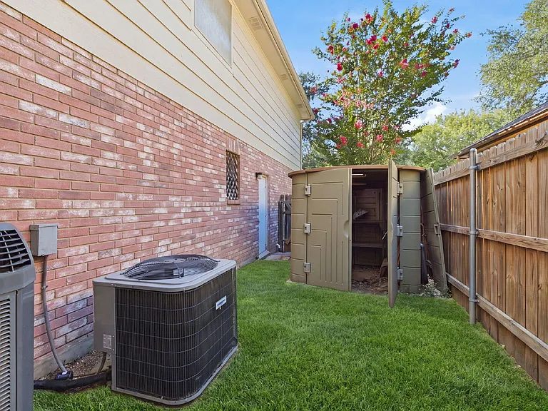 832 Dimrock — Photo 47