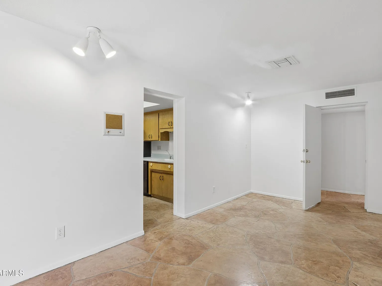 4 bed, 2.5 bath, 2750 sqft, $2,750 — Photo 4
