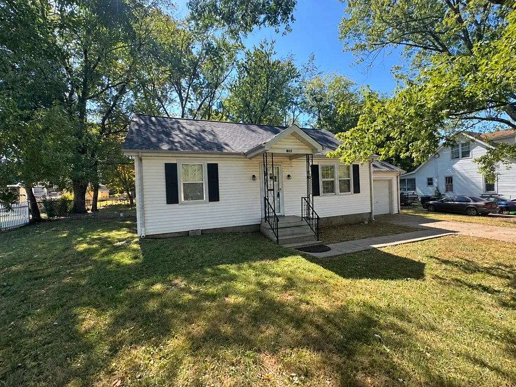 2 bed, 1.0 bath, 1127 sqft, $1,450 — Photo 1