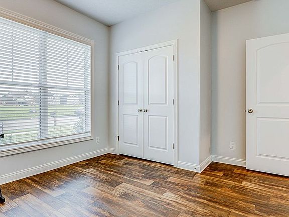 5th image of 3873 Brookfield Dr.