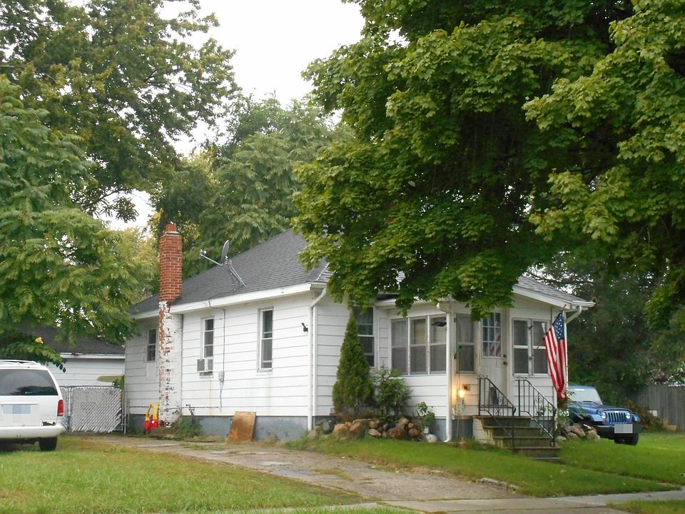 2nd image of 2727 Wright St