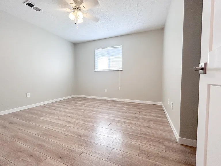 1296 Courtland Ave — Photo 10