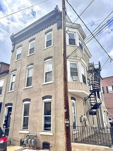 917 W Liberty St Photo 1