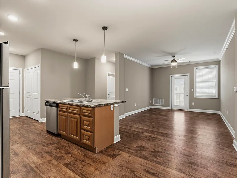 Mount Victor Olde Towne Luxury Apartments — Photo 131