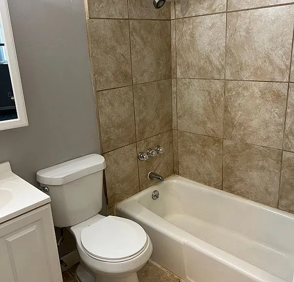 475 W Grand Ave #16 — Photo 8