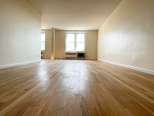 2nd image of 245-20 Grand Central Pkwy #4-H