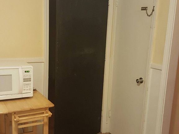 5th image of 140 Greyson St