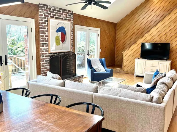 https://photos.zillowstatic.com/fp/ff15662e07099f4f7e37b1c0732346b8-p_e.webp