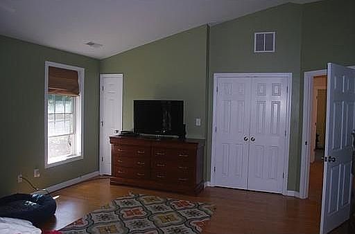 4th image of 548 W Hollis St