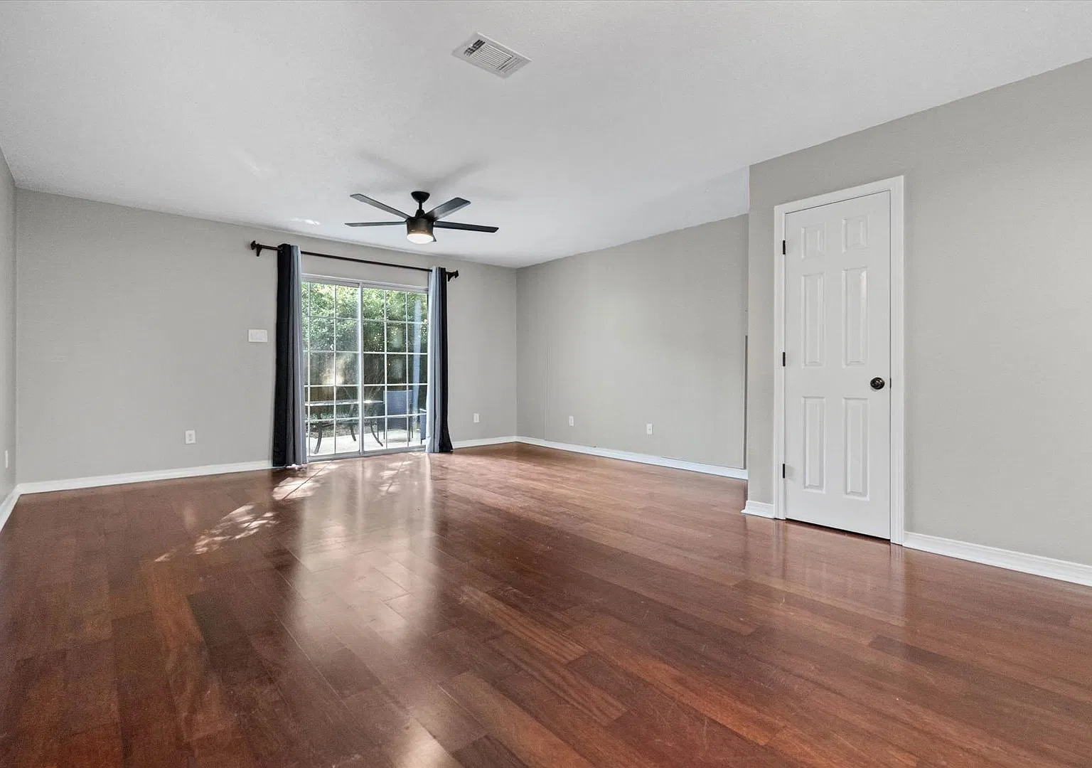 Two Bedroom Townhome Off Hillcrest — Photo 2