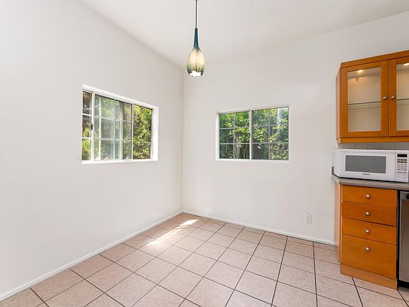 5th image of 464 S Bedford Dr