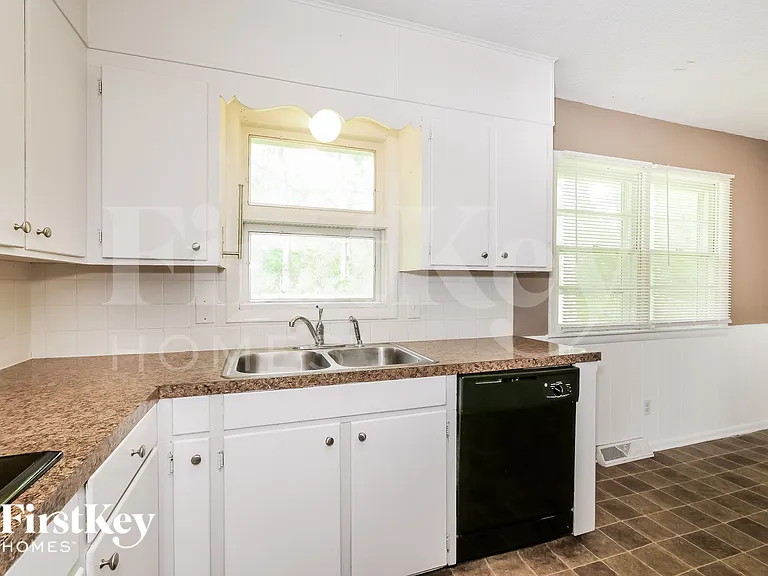 405 SW 11th St — Photo 6