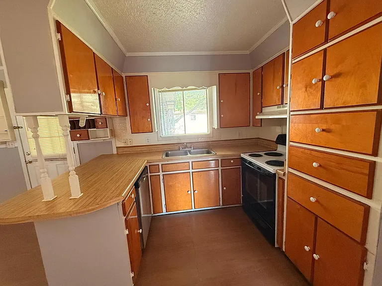 208 Hospital Dr — Photo 5