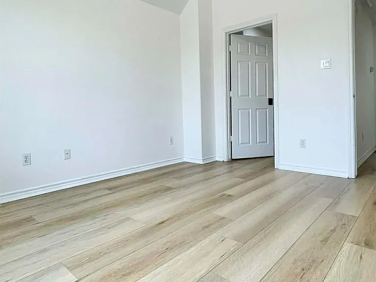 7916 Comal St — Photo 12