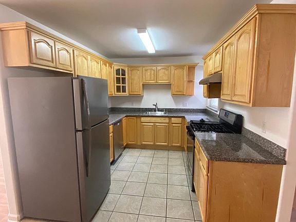 3rd image of 24 De Montfort Ave #B