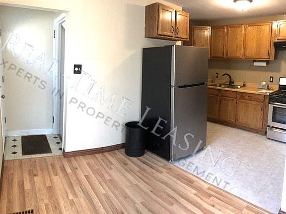 5th image of 842 23rd Ave SE