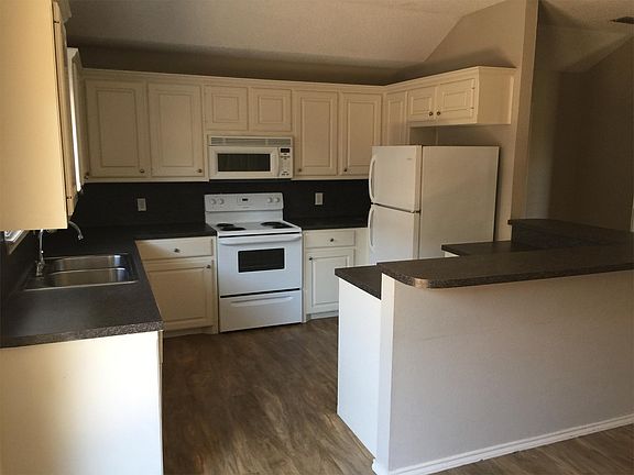 3rd image of 10102 Englewood Ave Unit 2