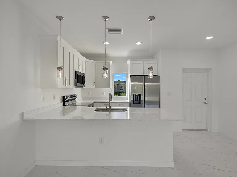 748 Foxtail St E — Photo 3