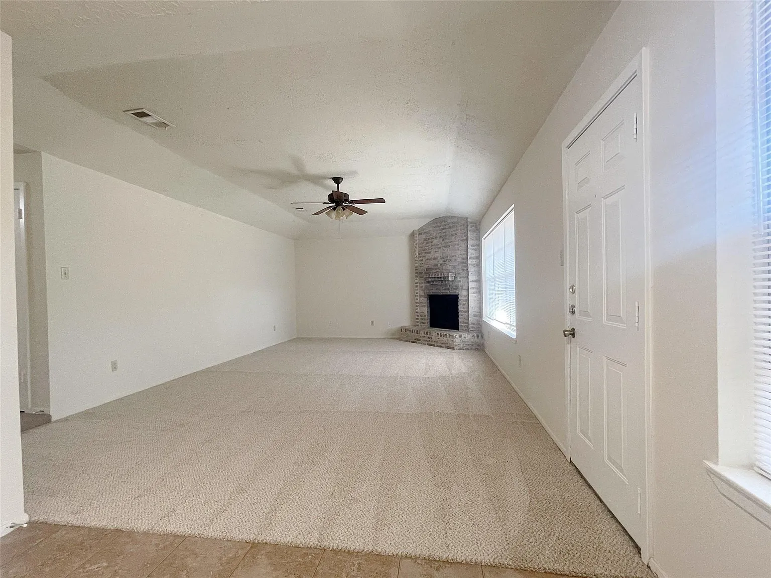3 bed, 2.0 bath, 1310 sqft, $1,795 — Photo 3