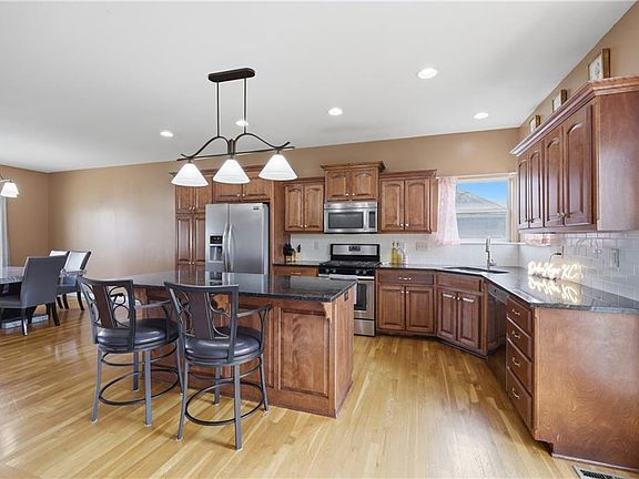 5th image of 805 Bellflower Ln