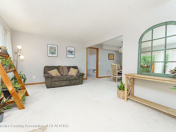 5th image of 2162 Kent St