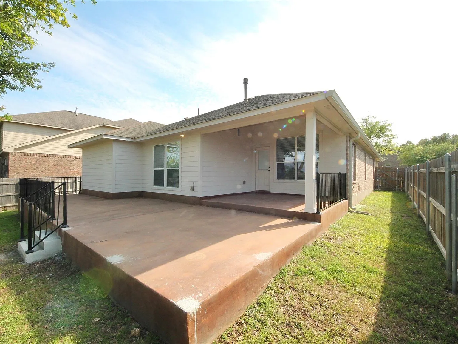 3 bed, 2.0 bath, 2026 sqft, $2,195 — Photo 4