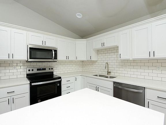 5th image of 153 Pine Ave