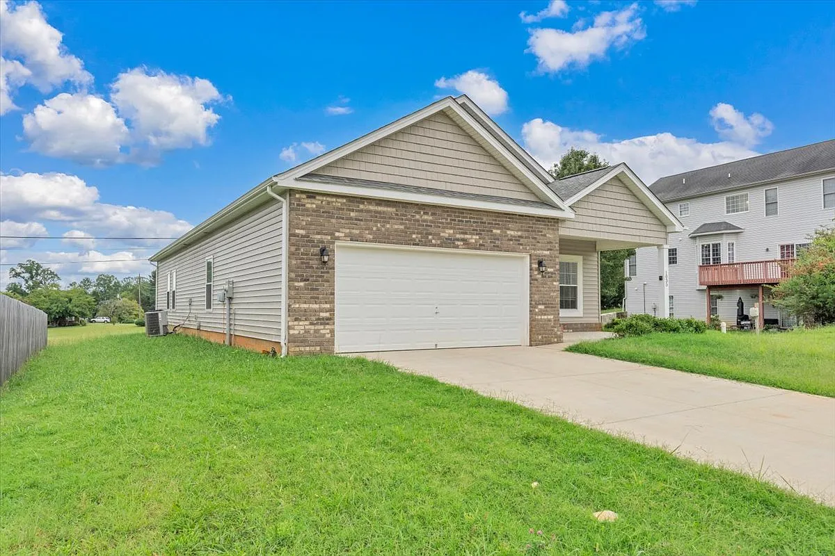 3 bed, 1690 sqft, $1,899 — Photo 2