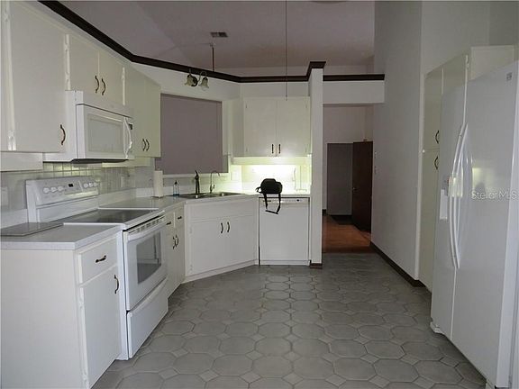 5th image of 8102 Greenside Ln