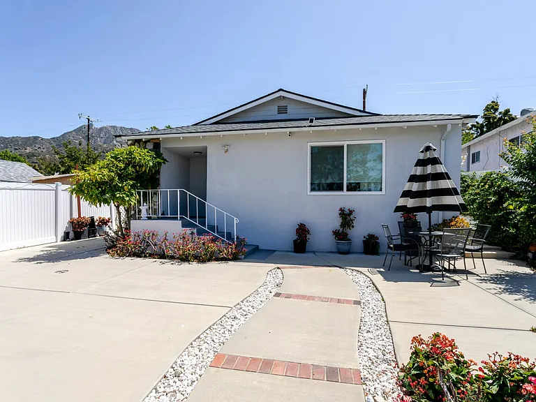 10619 Mountair Ave — Photo 1