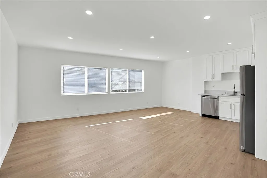 2 bed, 1000 sqft, $2,645 — Photo 3