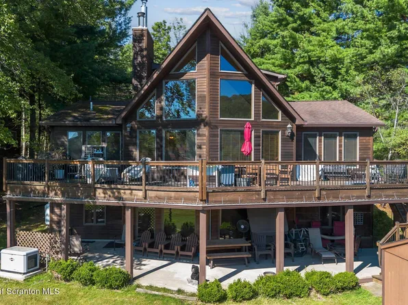 1048 Aquarius Dr, Lake Ariel, PA 18436