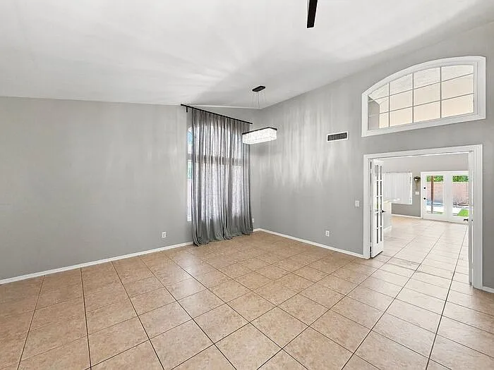 4 bed, 2.0 bath, 1960 sqft, $2,800 — Photo 4