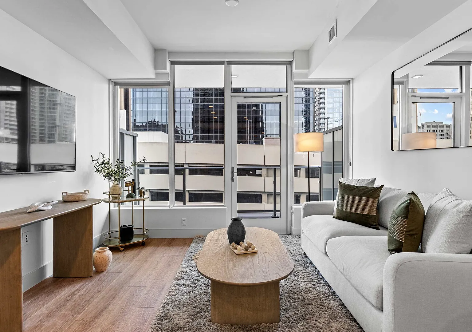 Gaslamp Quarter 1BR Private Balcony & King Bed — Photo 2
