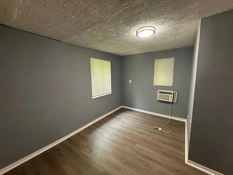 215 Smith St NE — Photo 5