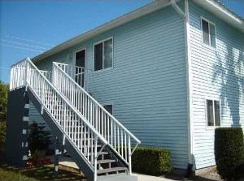 3rd image of 222 SE Village Dr