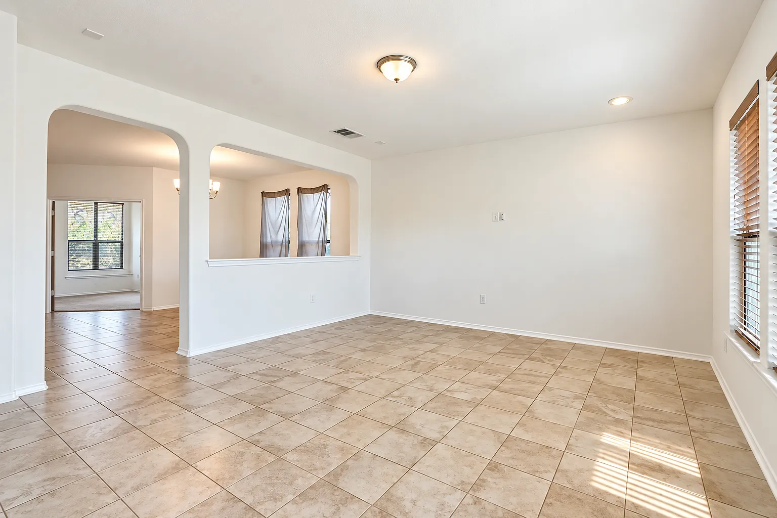 3 bed, 2.5 bath, 2790 sqft, $2,800 — Photo 3
