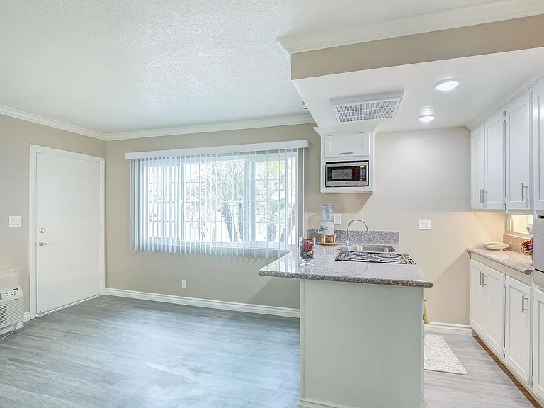 812 W Huntington Dr — Photo 10