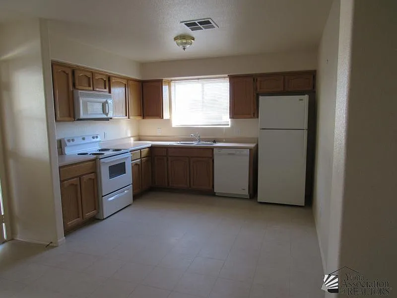 3 bed, 2.0 bath, 1008 sqft, $1,250 — Photo 2
