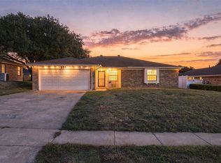 228 Meadowhill Dr, Benbrook, TX 76126