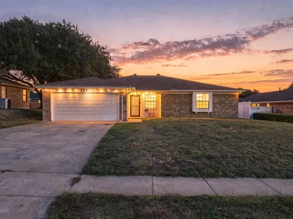 228 Meadowhill Dr, Benbrook, TX 76126